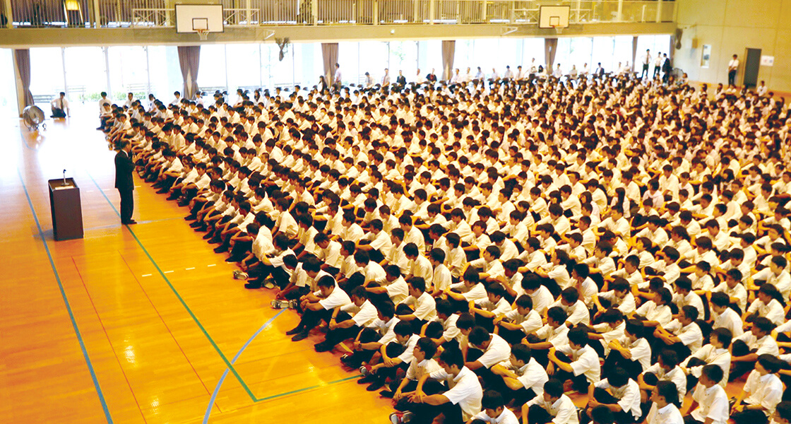 体育館に集まる全校生徒